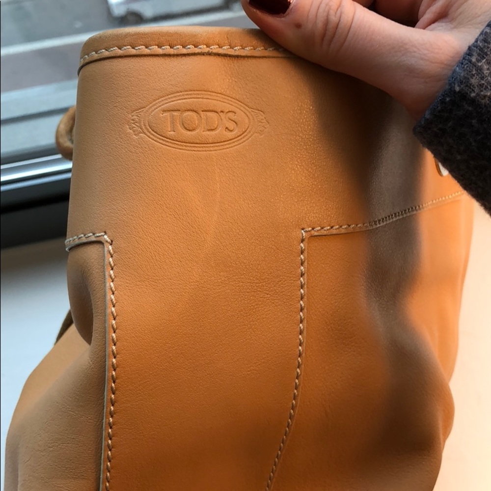 Tod’s camel leather shoulder bag - Picture 2 of 8